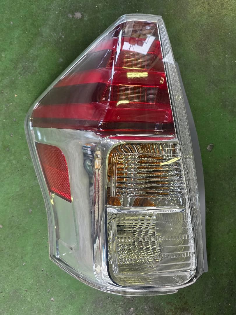 テールライト プリウスα‬ 後期型 左側 小傷割れあり 楽天市場】互換品 トヨタ プリウス α/V テールランプ 81561-47272