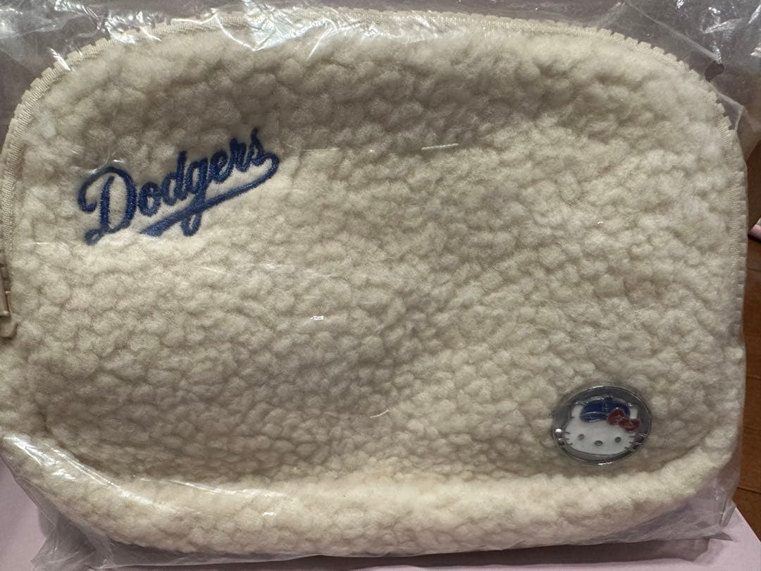 Dodgers(ドジャーズ)ハローキティナイト記念品 ポーチ バッグ - メルカリ