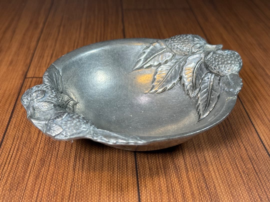 【アンティーク】ピューター製 小物入れ イチゴ 苺がま口小銭入れ（牛革製） 小銭入れ・コインケース EARL'S FAVOURITE