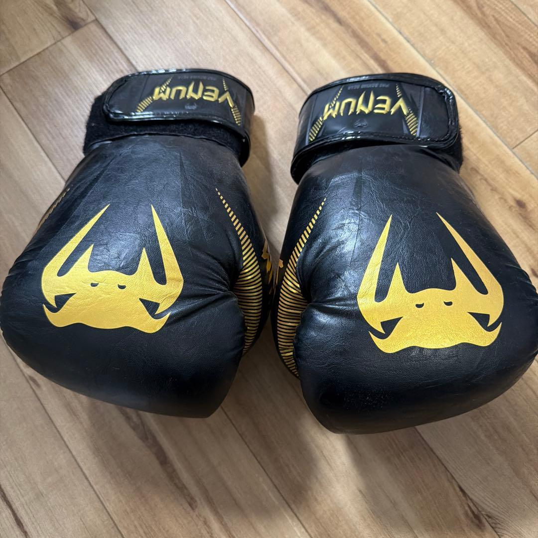 状態⭕️] Venum ボクシンググローブ 14oz 黒/金 - メルカリ