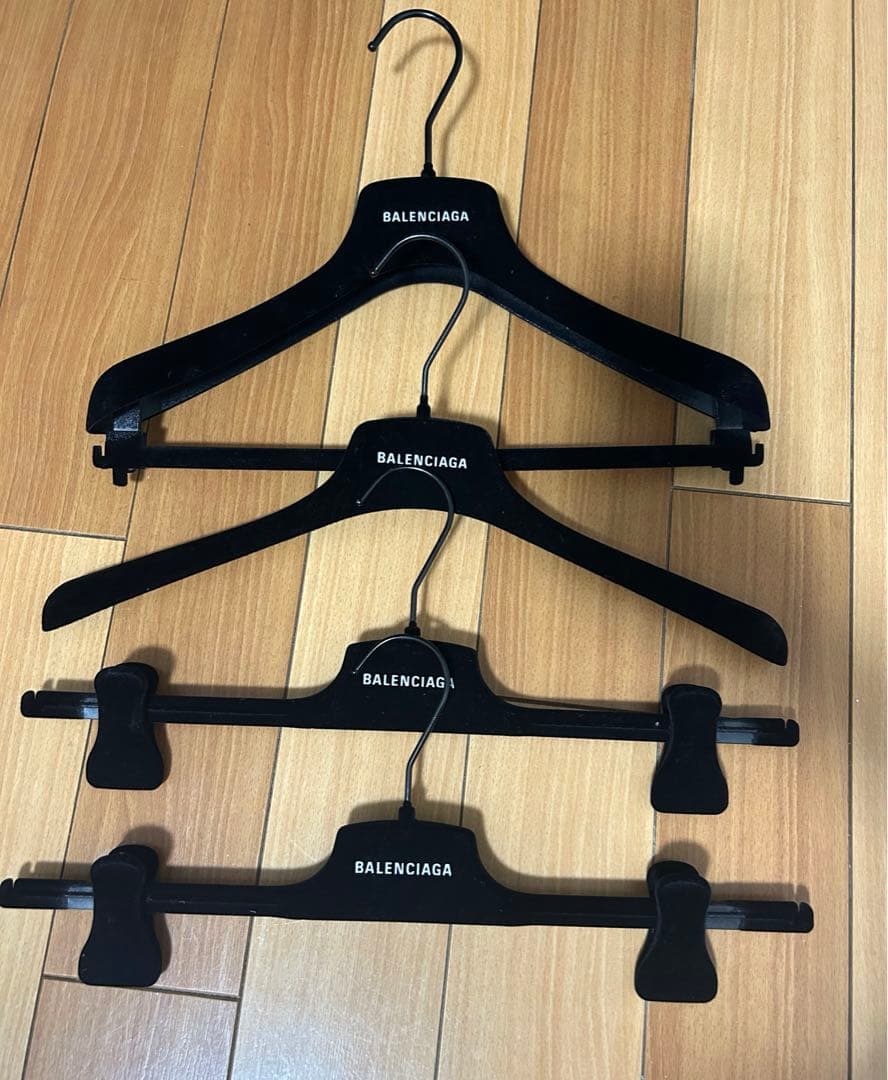 中古品 バレンシアガ ハンガー 4本セット - メルカリ