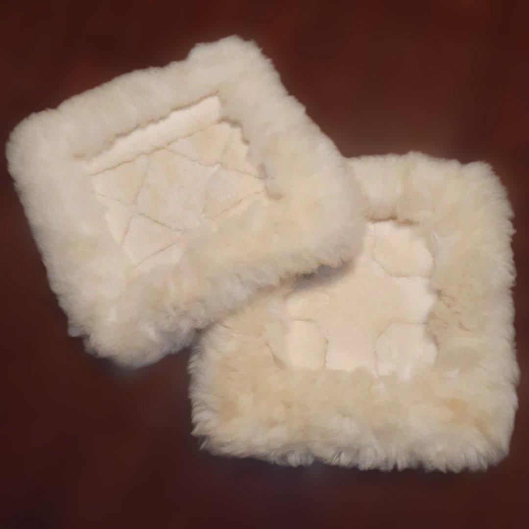 新品 リアルムートン クッション 2枚セット 毛足長厚 アイボリー 羊毛皮自然色 楽天市場】ムートンクッション 同色4枚組ムートンクッション ムートン