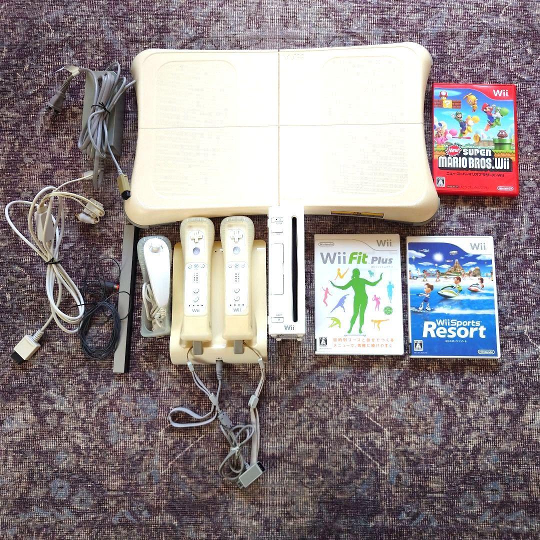Wii本体、リモコン、Wii Fitバランスボード、ゲームソフト3本セット