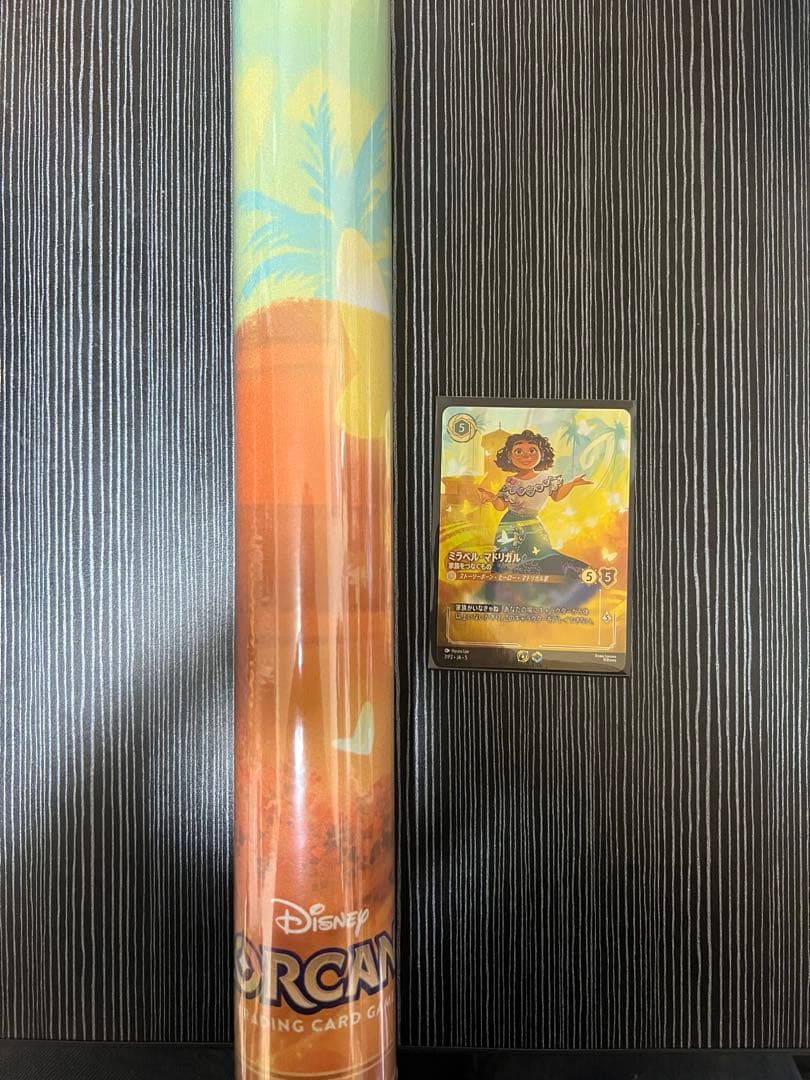 ロルカナ セットチャンピオンシップ ミラベル・マドリガル セット プレイマット《ミラベル・マドリガル-家族をつなぐもの》（優勝者用