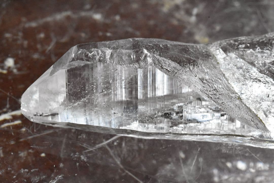 ガネーシュヒマール ヒンドゥン産 大きな剥離面クリアポイント