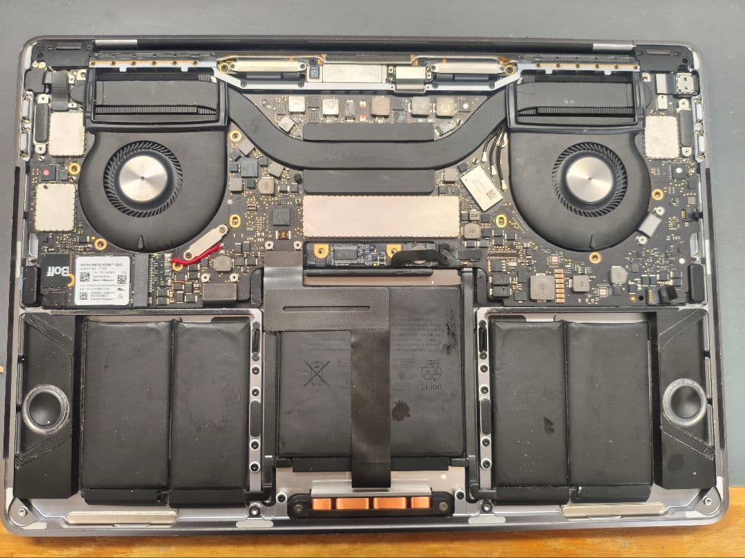 MacBook Pro A1706 TouchBar13