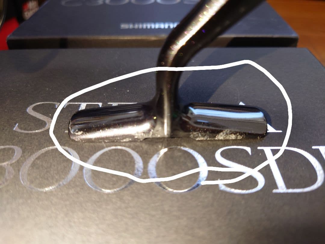 14ステラC3000SDH リールフットの塗装にキズあり写真の白◯を確認