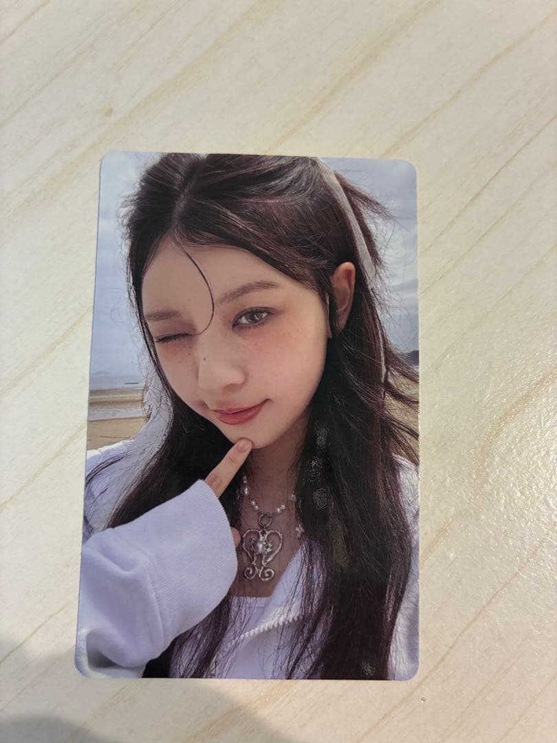 ILLIT モカ トレカ - メルカリ