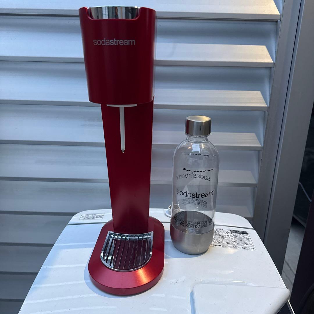 sodastream 炭酸水メーカー レッド ボトル付き - メルカリ