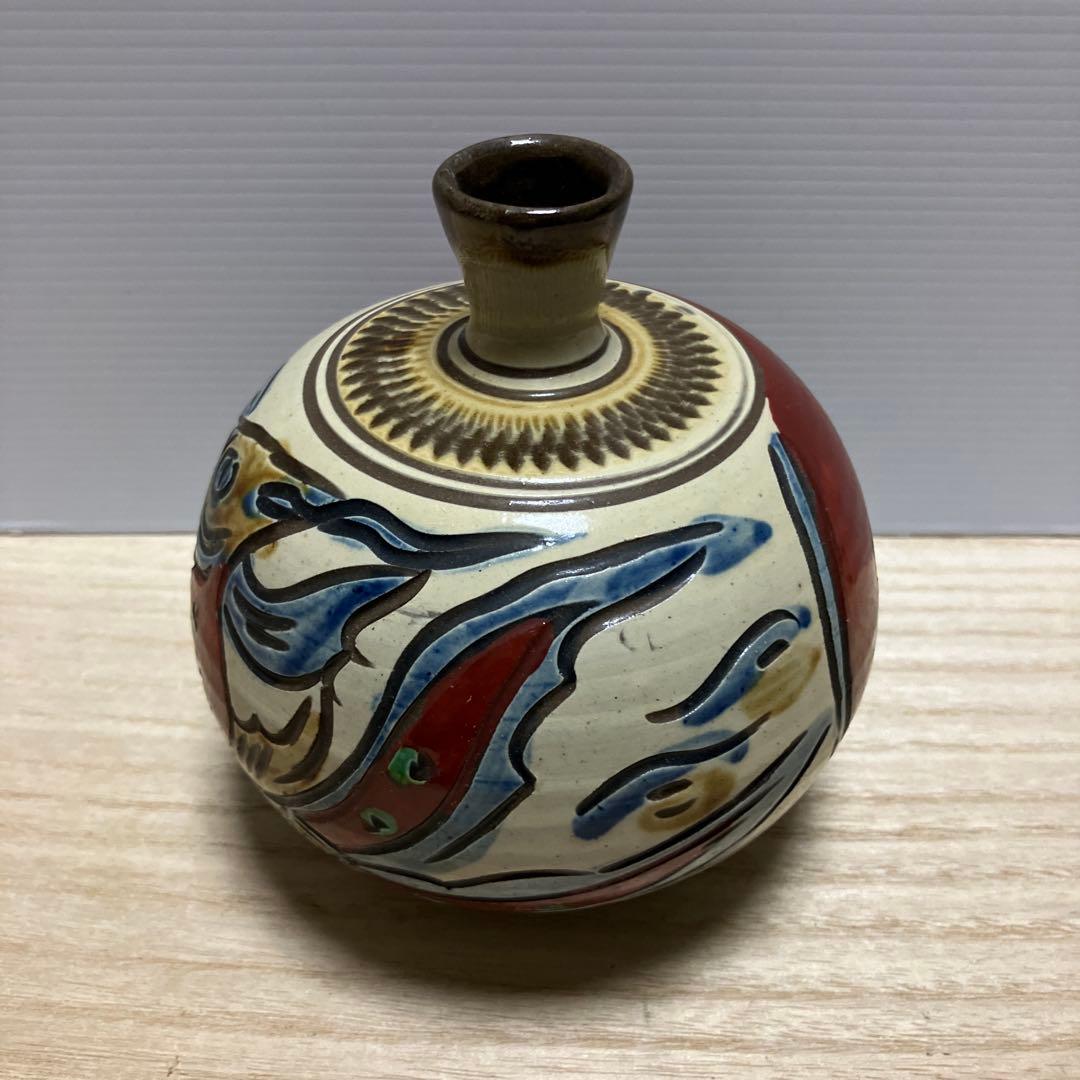 D-壁 やちむん 壷屋焼 作 琉球赤絵魚文 新垣修 花瓶 魚紋 一輪挿し琉球