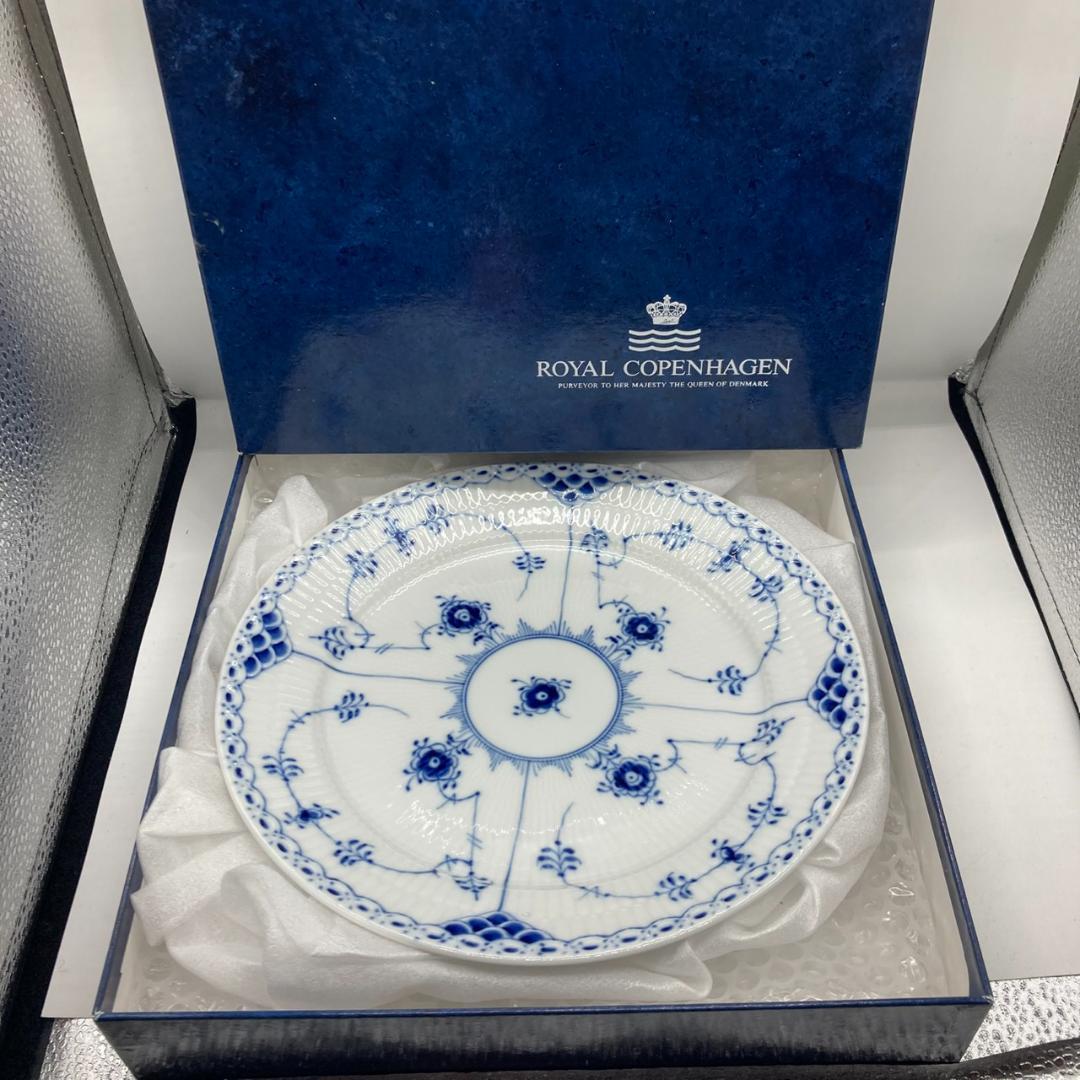 ▼  ブルーフルーテッド　ハーフレース　プレート ブルーフルーテッド ハーフレース プレート 17cm|ロイヤル