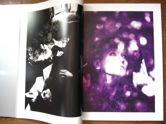 みつめあう2人 吉井和哉 直筆サイン入り写真付き - メルカリ