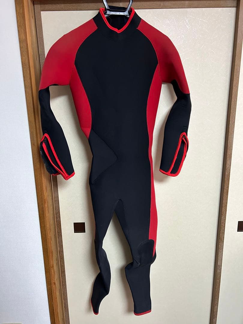 ウェットスーツ 5mm 黒と赤 Mサイズ - メルカリ