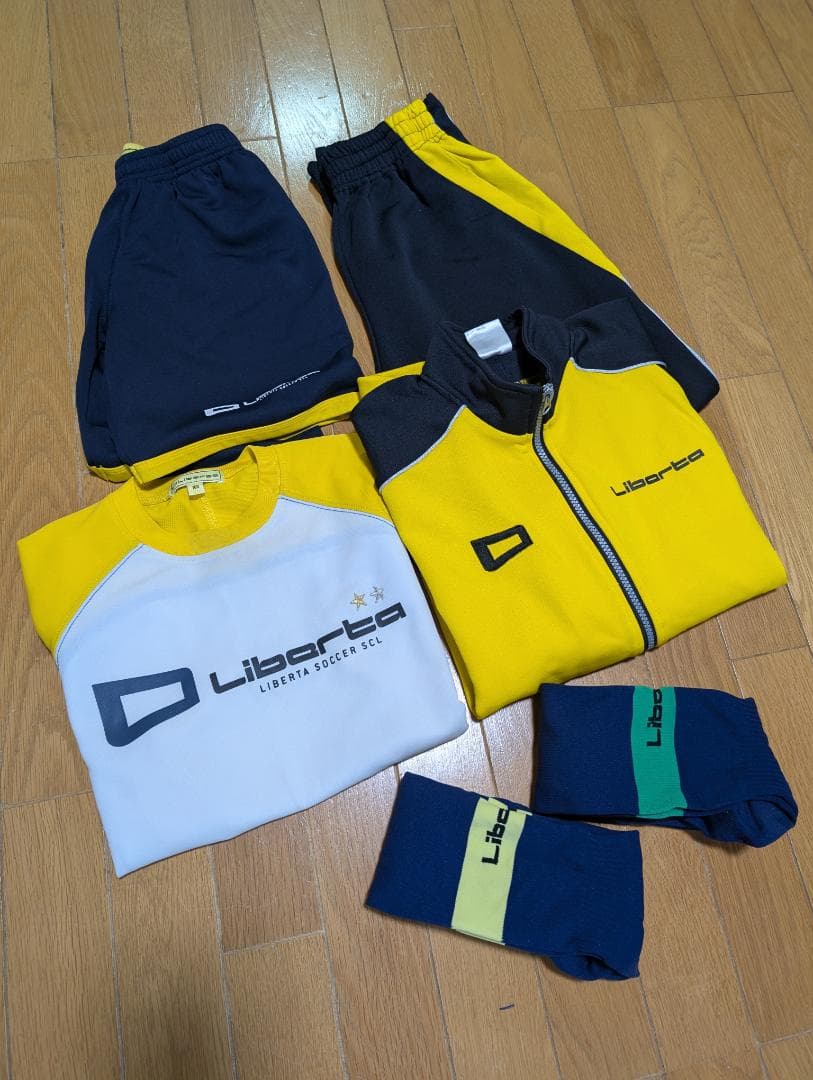 箱あり 美品【（160）サッカー リベルタのユニフォーム4点・ソックス