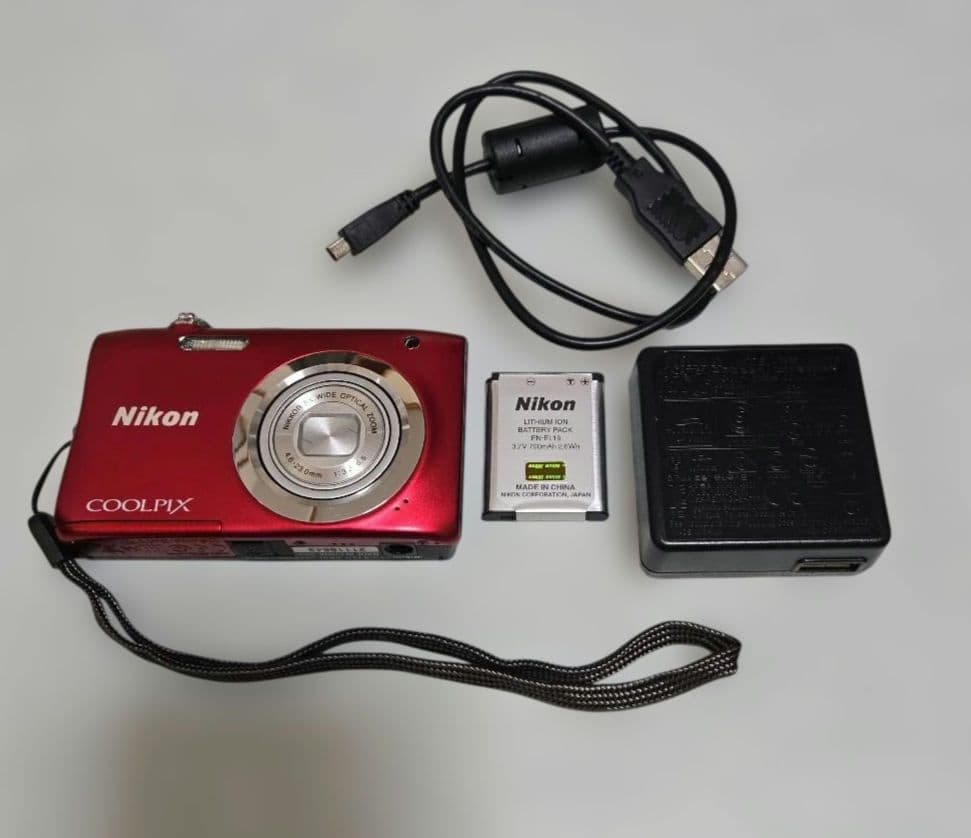 Nikon COOLPIX A100 レッド 本体と付属品 ニコン COOLPIX A100 レッド | コンパクトデジタルカメラ