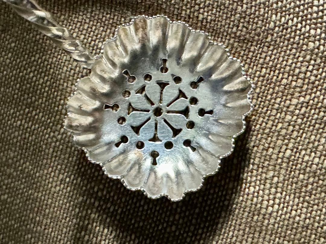 シュガーシフタースプーン 英国銀器 大振りのシフタースプーン