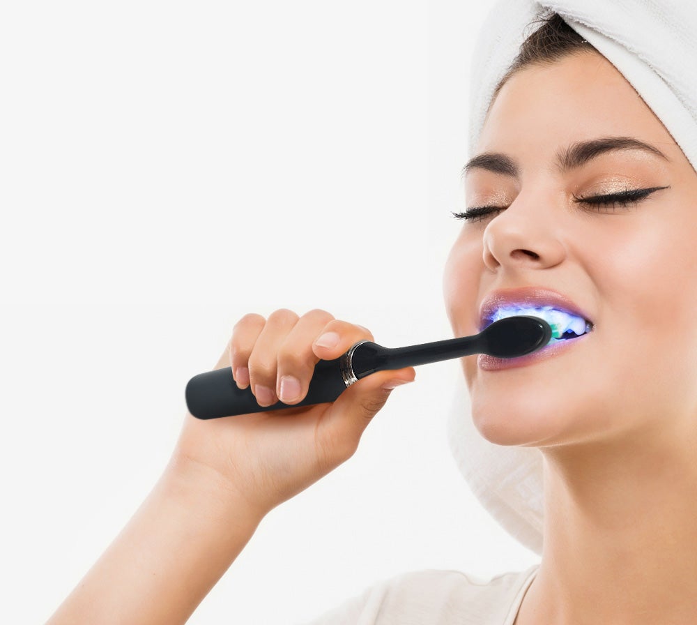 青色LED発光でホワイトニングをサポート！高速振動の電動歯ブラシ