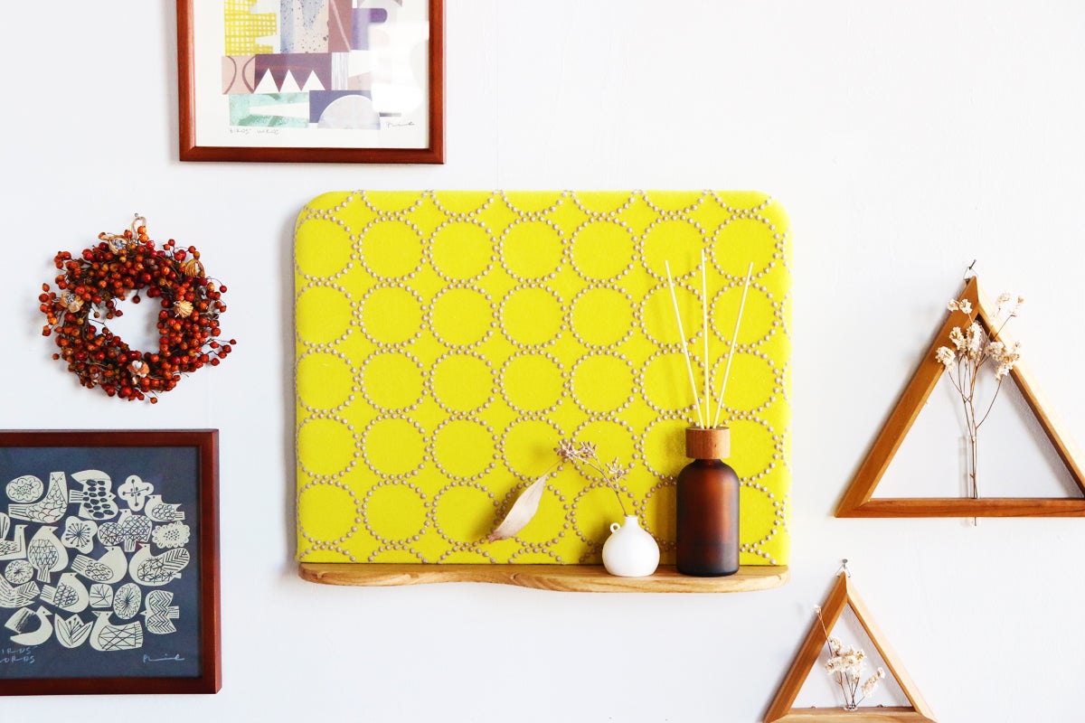 置いても使える。ミナ ペルホネンの生地を使った、小物トレイ付き