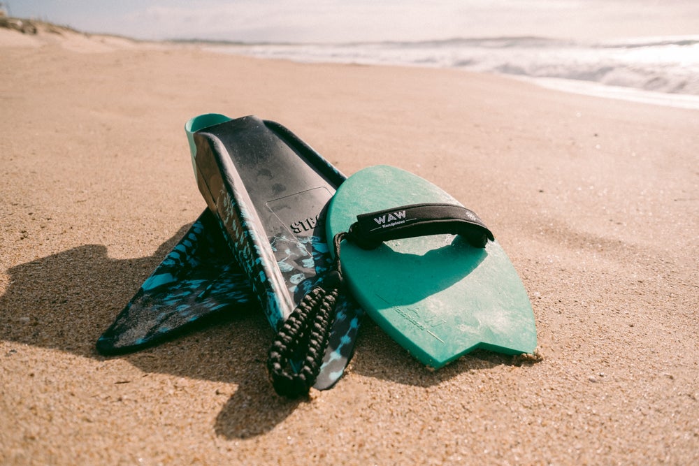 手につけるだけで波乗りが楽しめる！海洋プラスチックから作られた