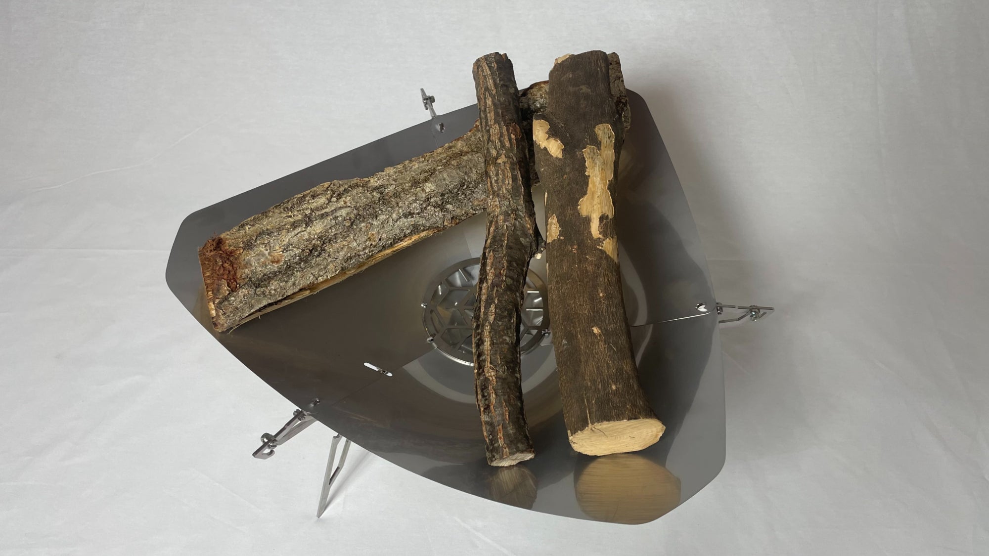 ギミックとこだわりの塊！3種類の火床が使える焚き火台 フラスタム