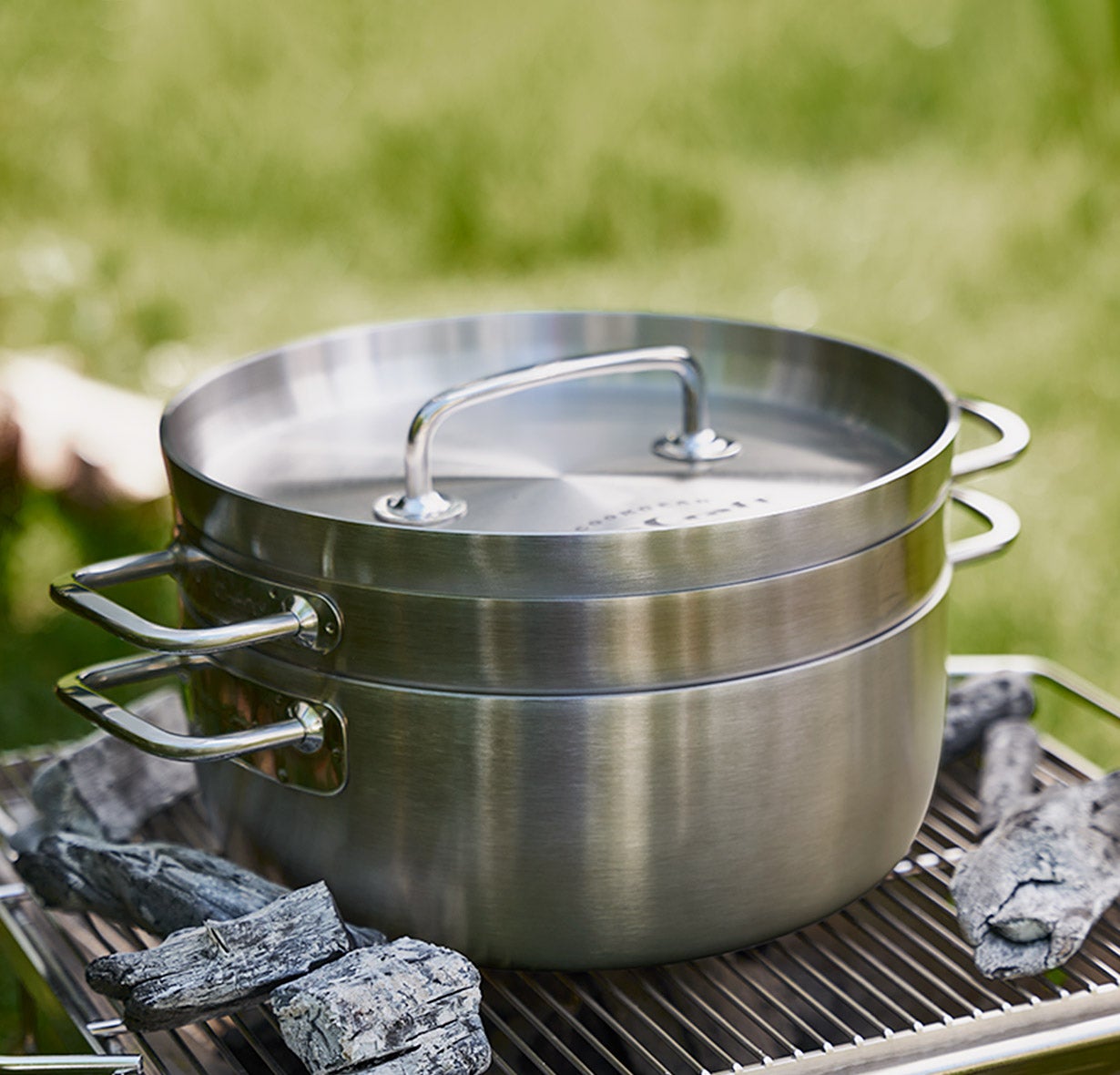 深鍋＋浅鍋の一台二役。ステンレス鍋の老舗ビタクラフトが作る