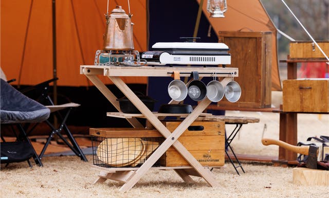 簡単折りたたみ式！自然な風合いで景観に溶け込むオール木製キッチン