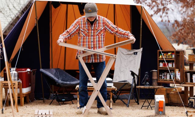 簡単折りたたみ式！自然な風合いで景観に溶け込むオール木製キッチン