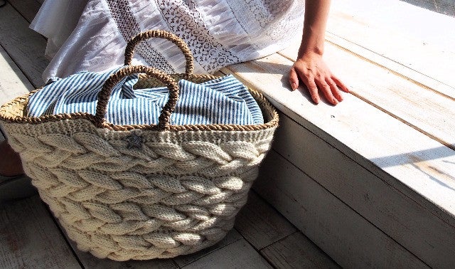 おばあちゃんとお母さんが編み上げる、世界で一つのニットバッグ