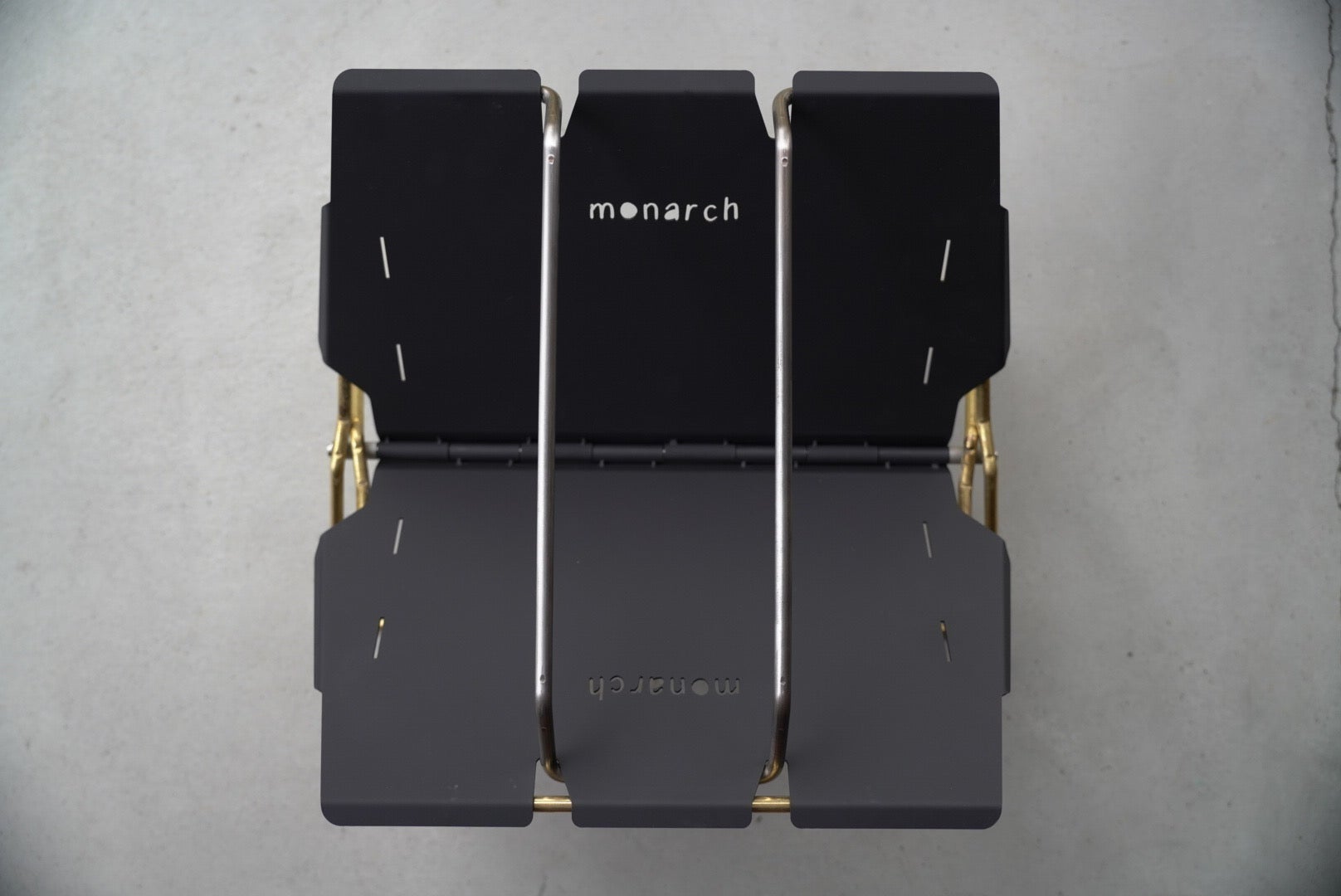 一生モノの焚き火台を。真鍮とブラック本体による美しさ、ワン