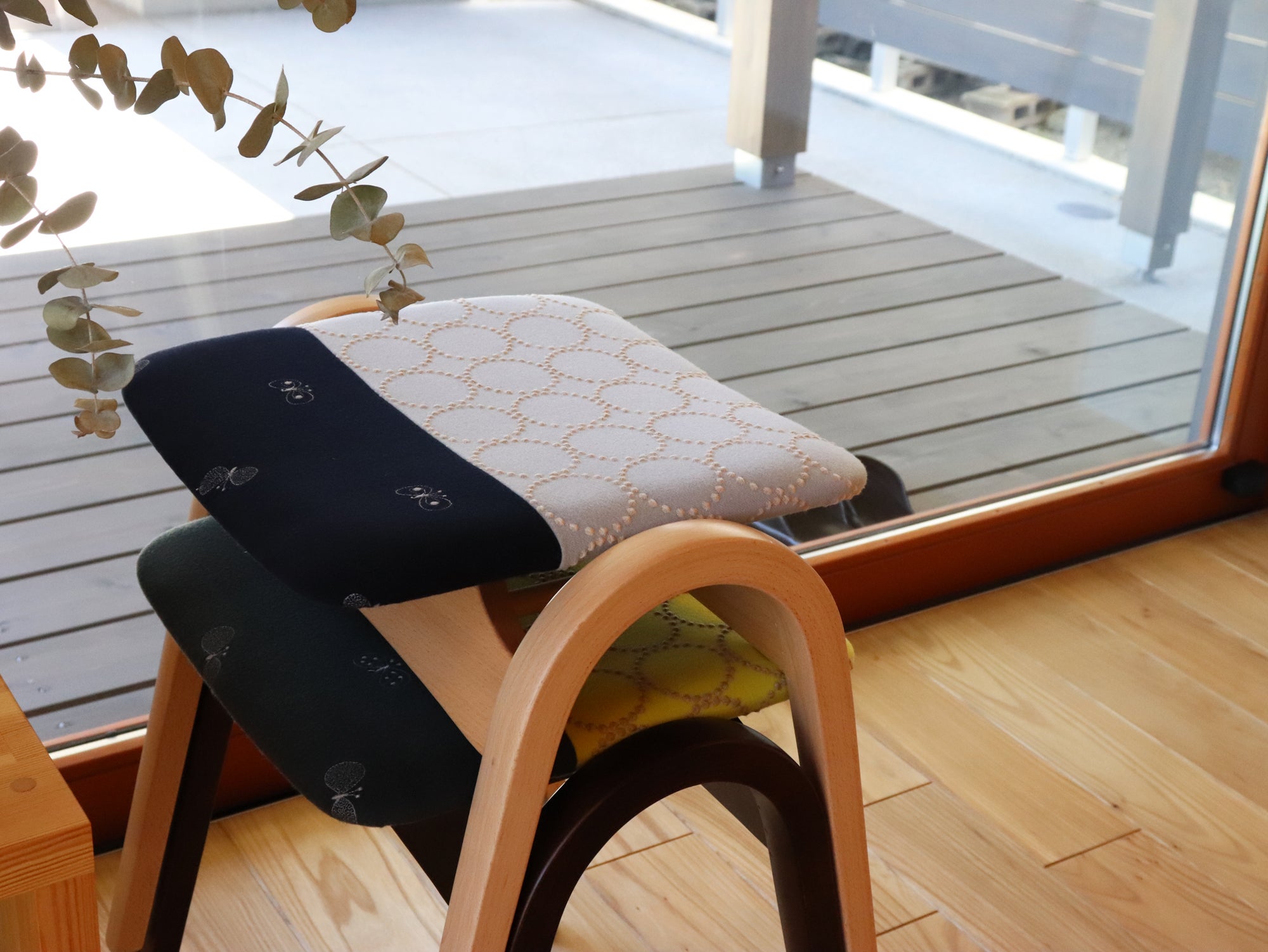 身体に馴染む、心地よさ。秋田木工×ミナ ペルホネンのハギレを使った