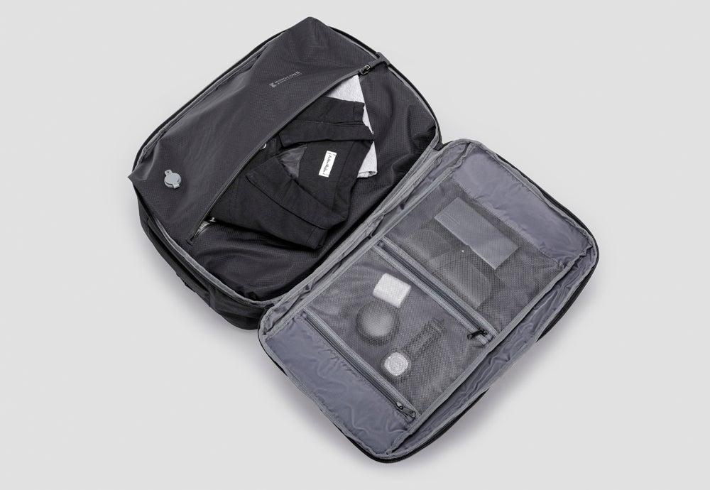 PCと衣類を分けて収納。TSAロック付きで盗難対策も万全。KINGSONS