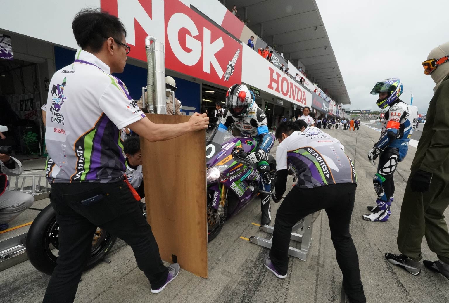 エヴァンゲリオンレーシング2018年鈴鹿8耐の表彰台を求め続ける飽く