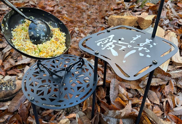 おやじキャンプ飯”好きのための天板とあの中華鍋もぴったり置ける