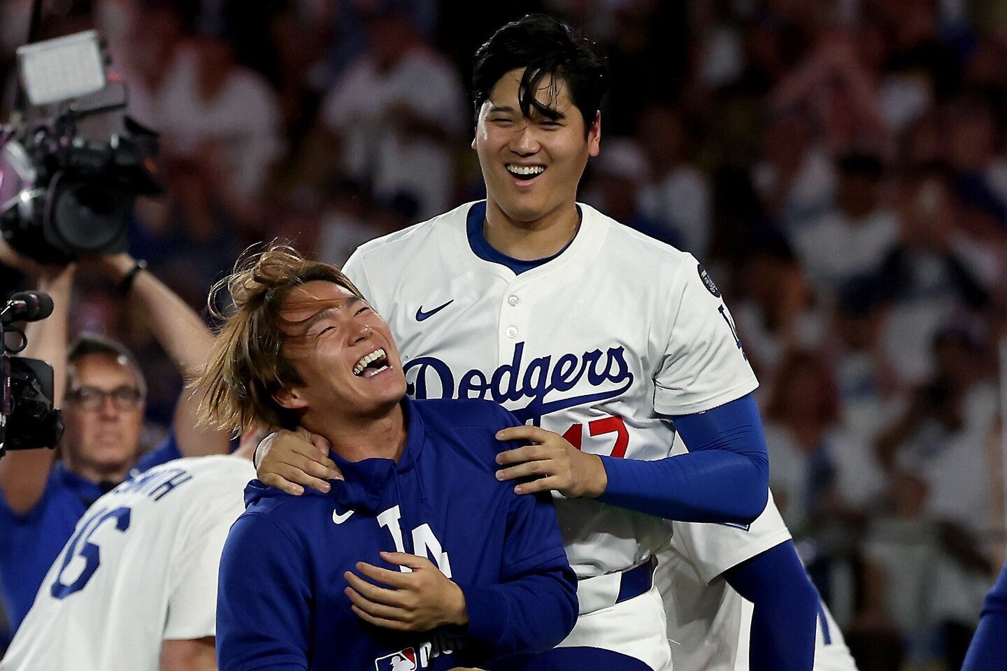 大谷先輩がいじりそうだね」山本由伸、限定ボブルヘッドの“ハチマキ