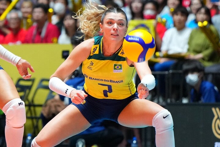 セクシーじゃん！」ブラジル美女バレーボーラーが魅せた大胆な“三角