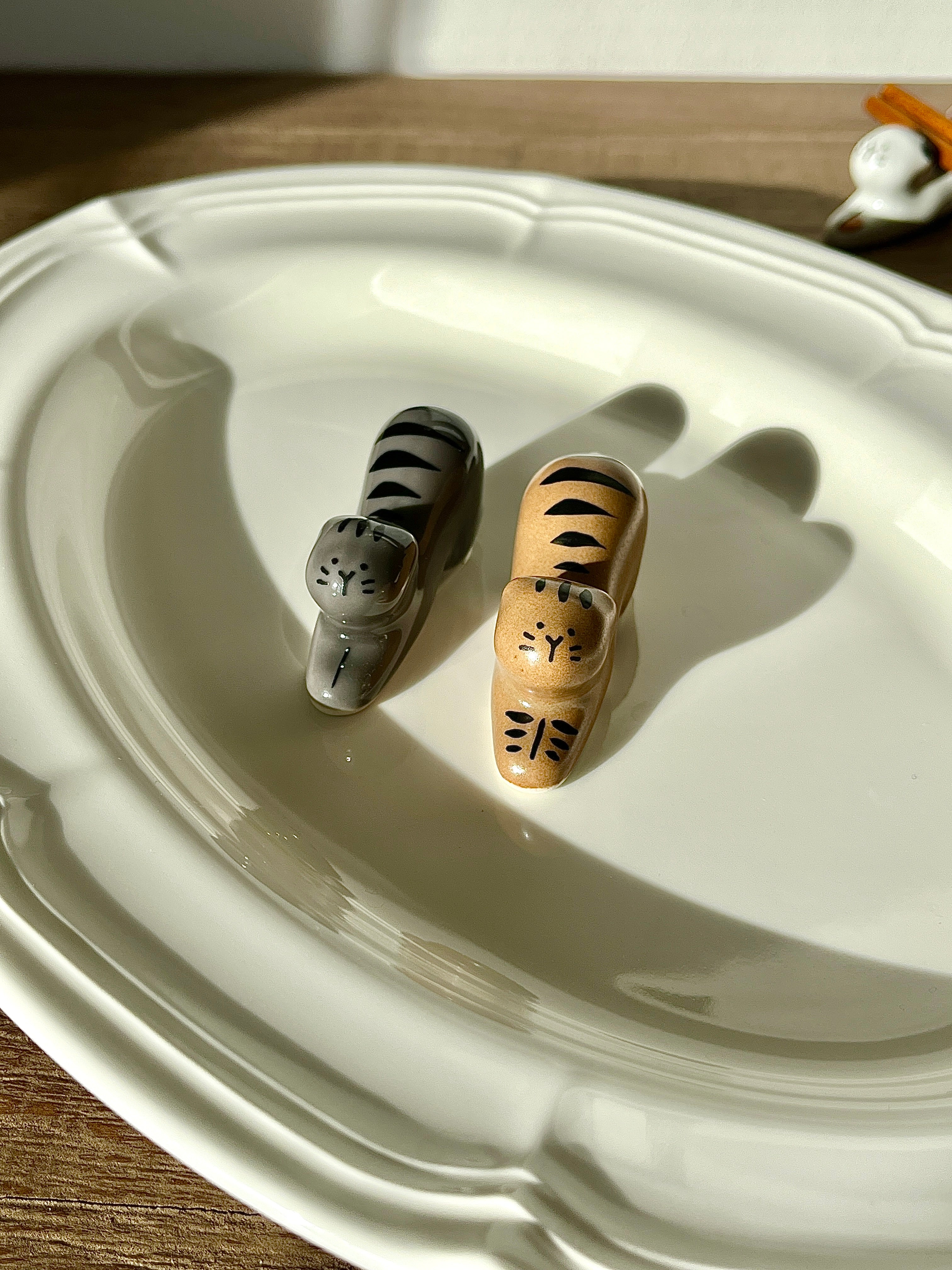 Hasami Ware Hand-Painted Cat Chopstick Rest – STH. CLAY TABLEWARE