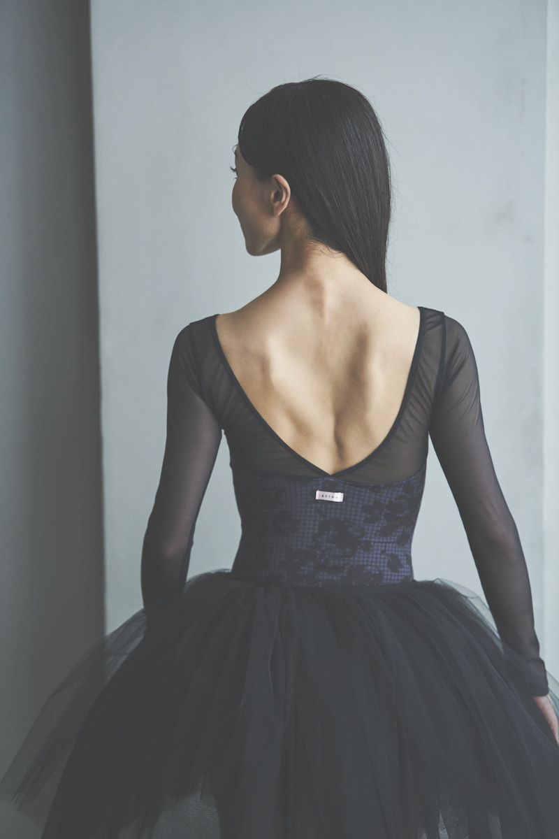 stina / type V lucky / essential black