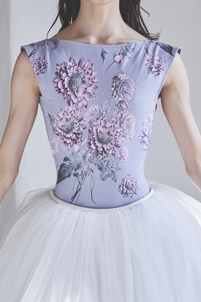 stina / type K boat neck / Dahlia imperialis silver gray