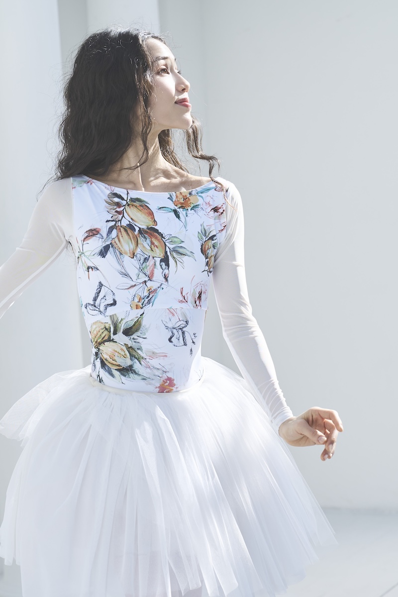 stina / type O square / Lemon wing white