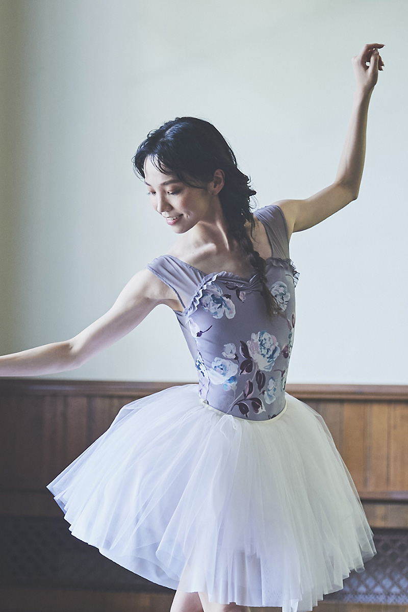 stina / type Q mermaid / Joy flower light gray