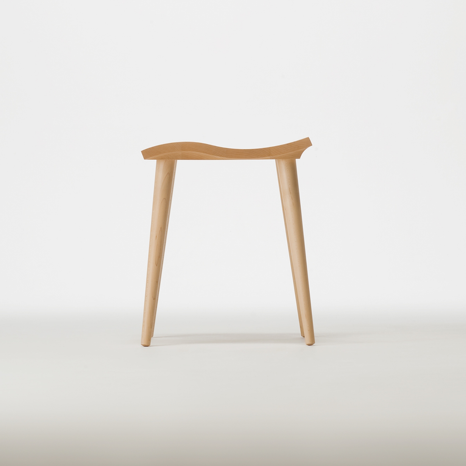 cosine/マインスツール ウォールナット -波型の座面がお尻にフィット