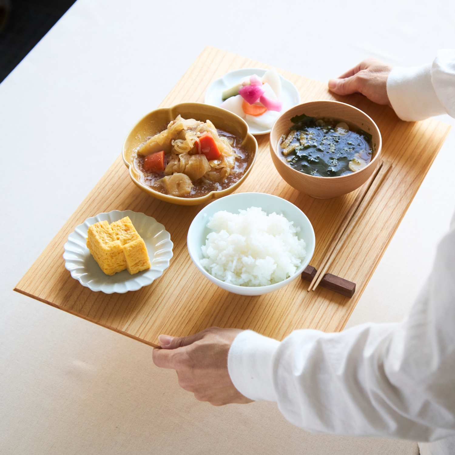 四十沢木材工芸/KITO 匙面折敷 -匙面のおかげで凛とした雰囲気になる