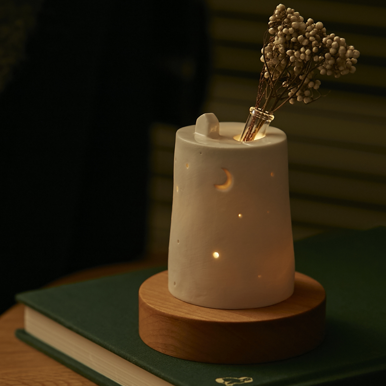 h.u.g/灯りのオブジェ yozora -一輪挿しにもなる三日月がぼんやり