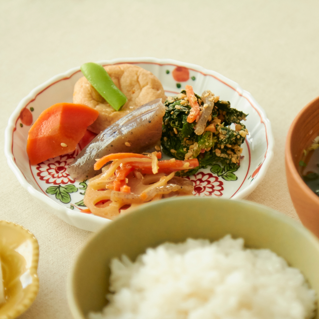 与山窯 桔梗渕4.5寸皿 色絵三方富士菊花文 -ハレの日の席を彩り豊かに