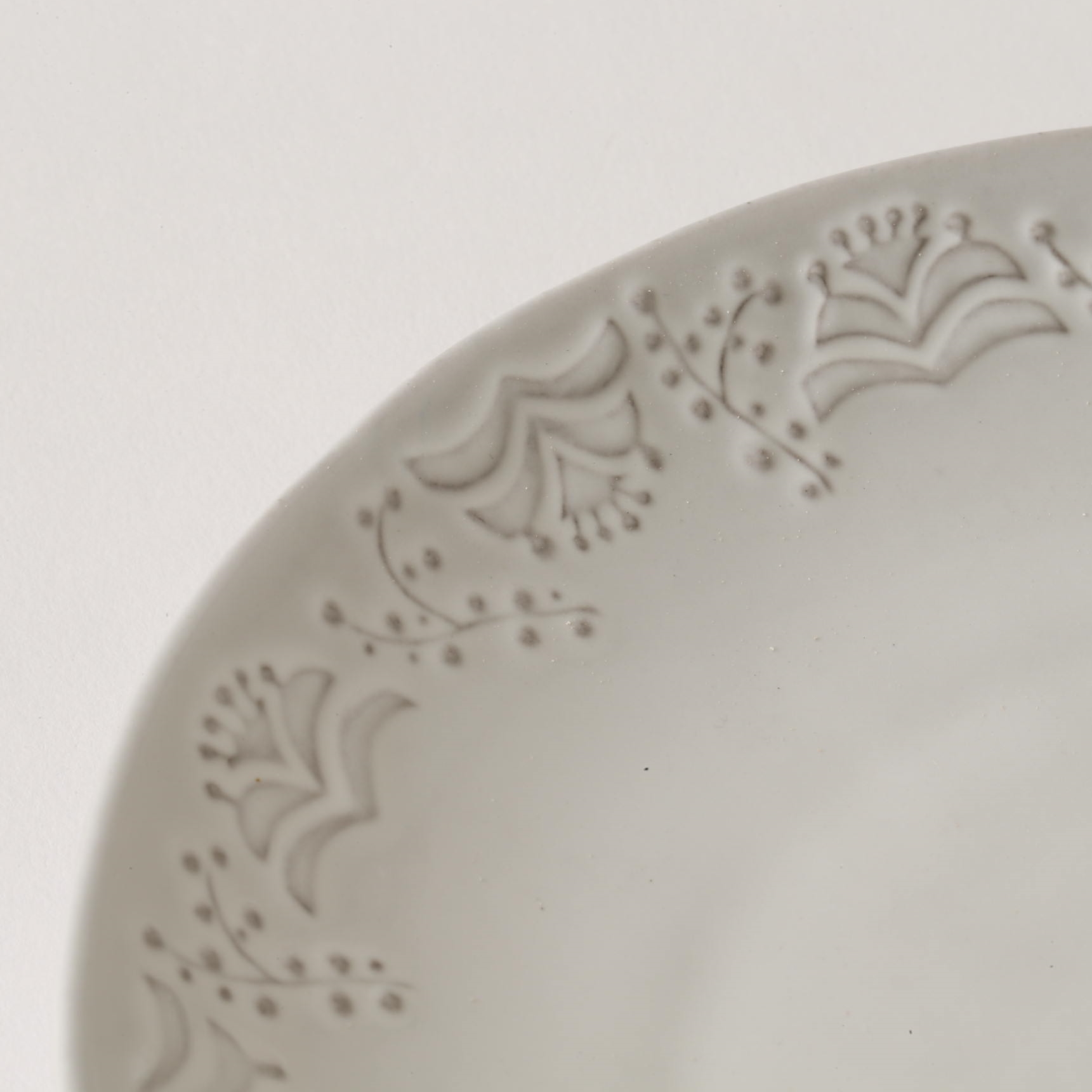 POTPURRI/Mulet レリーフ プレート M -ニュアンスのある白と灰色、手