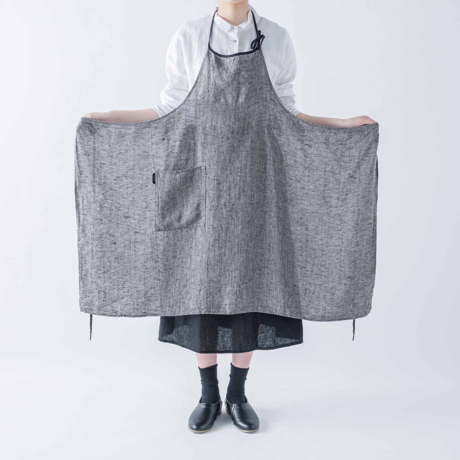 Lino e Lina/ミラ フルエプロン -首元カーブで身体に沿う、リネンの