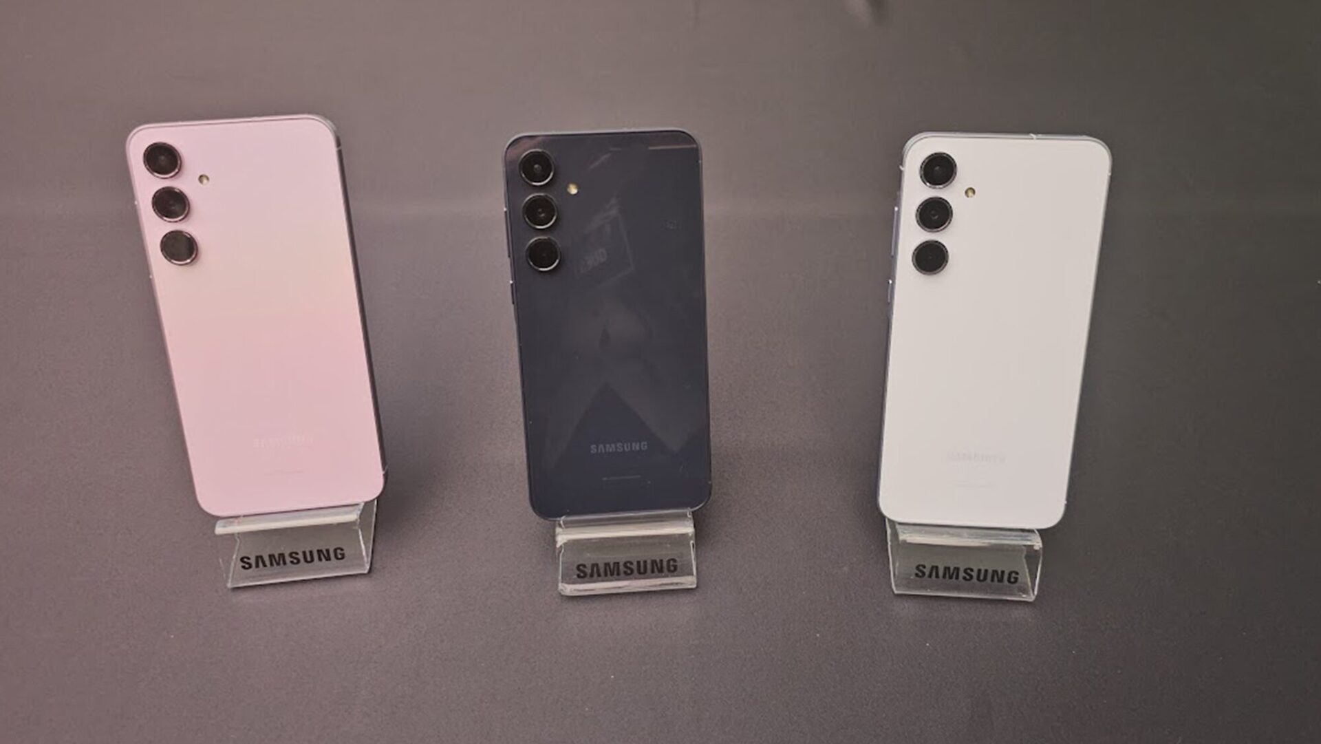 Galaxy A55 5G 国内発表！ついにドコモ版も「ドコモロゴなし」に！実機