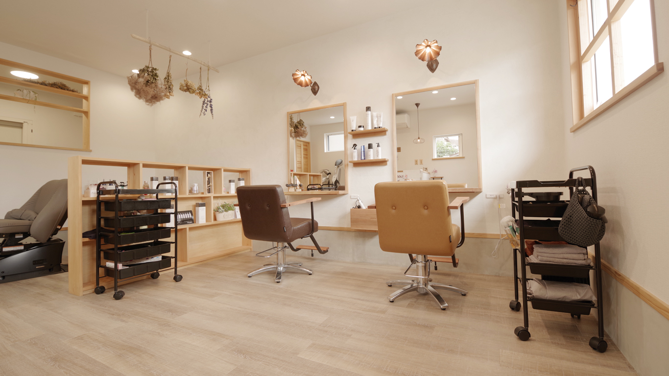 木を使った美容室内装：a-ju ヘアサロン・ナチュラルエレガント