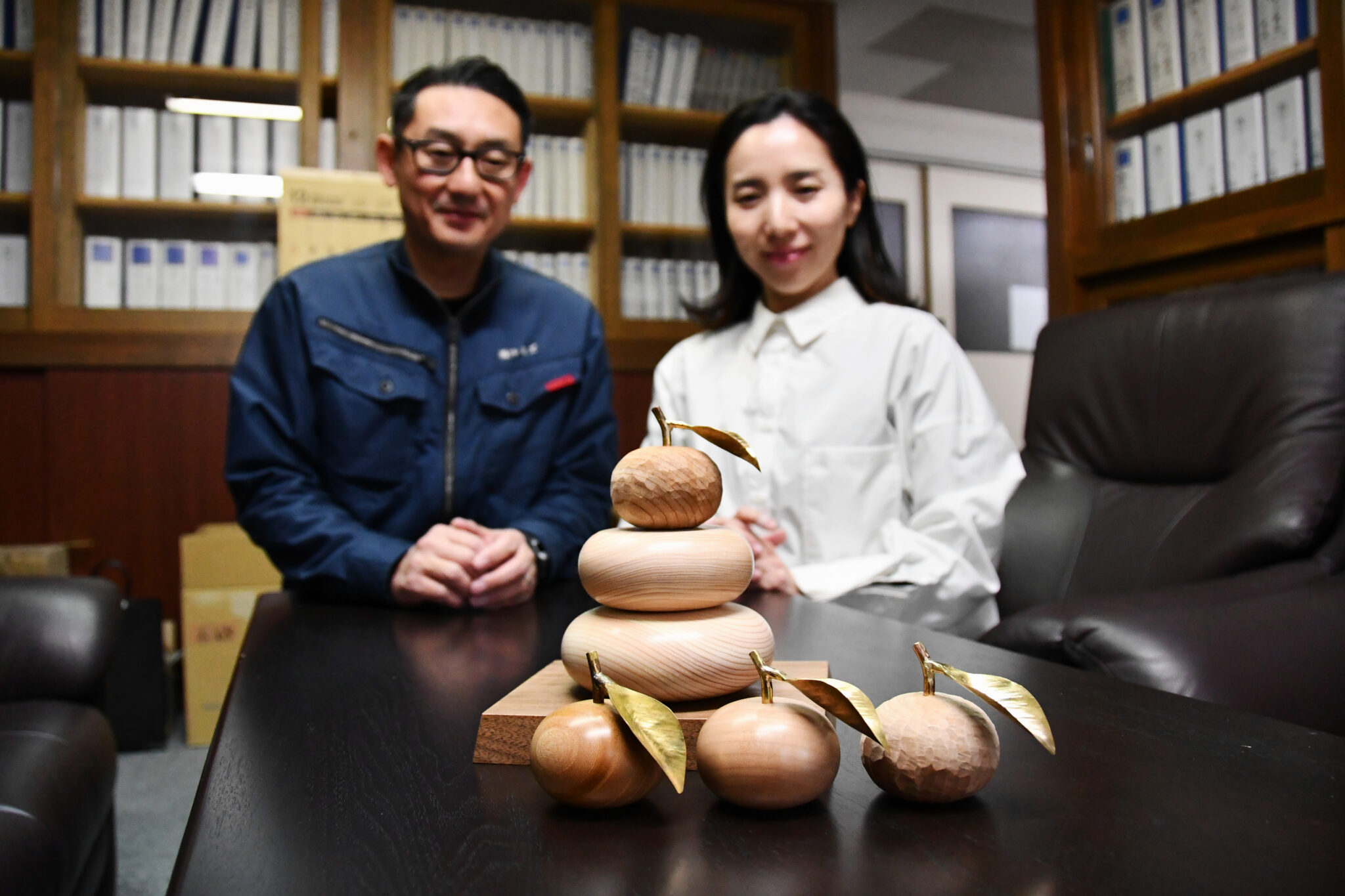 木の鏡餅 人気じわり 餅はヒノキ ミカンはケヤキ| 長野県の移住総合WEB