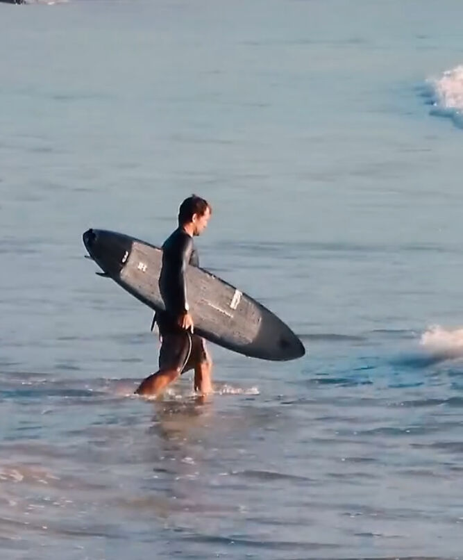 サーフボード】スタイリッシュ！MID6フルカーボンで秋のいい波攻め